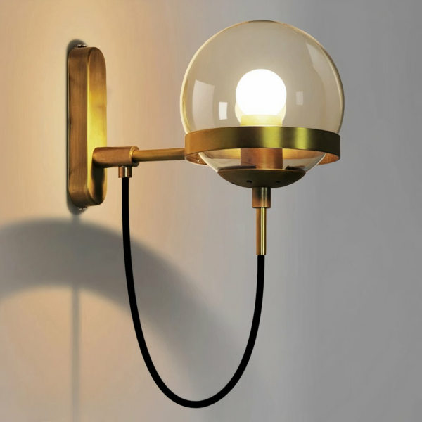 Applique murale LED dorée au design moderne et minimaliste sur fond gris