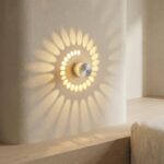 Circular LED wall light in aluminium with light projection