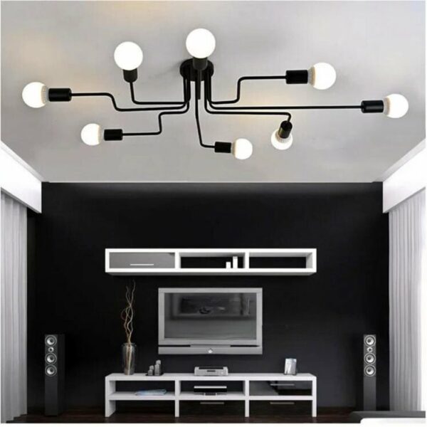 on voit dans un salon aux tons gris et noir un lustre plafonnier à plusieurs têtes dans le style industriel