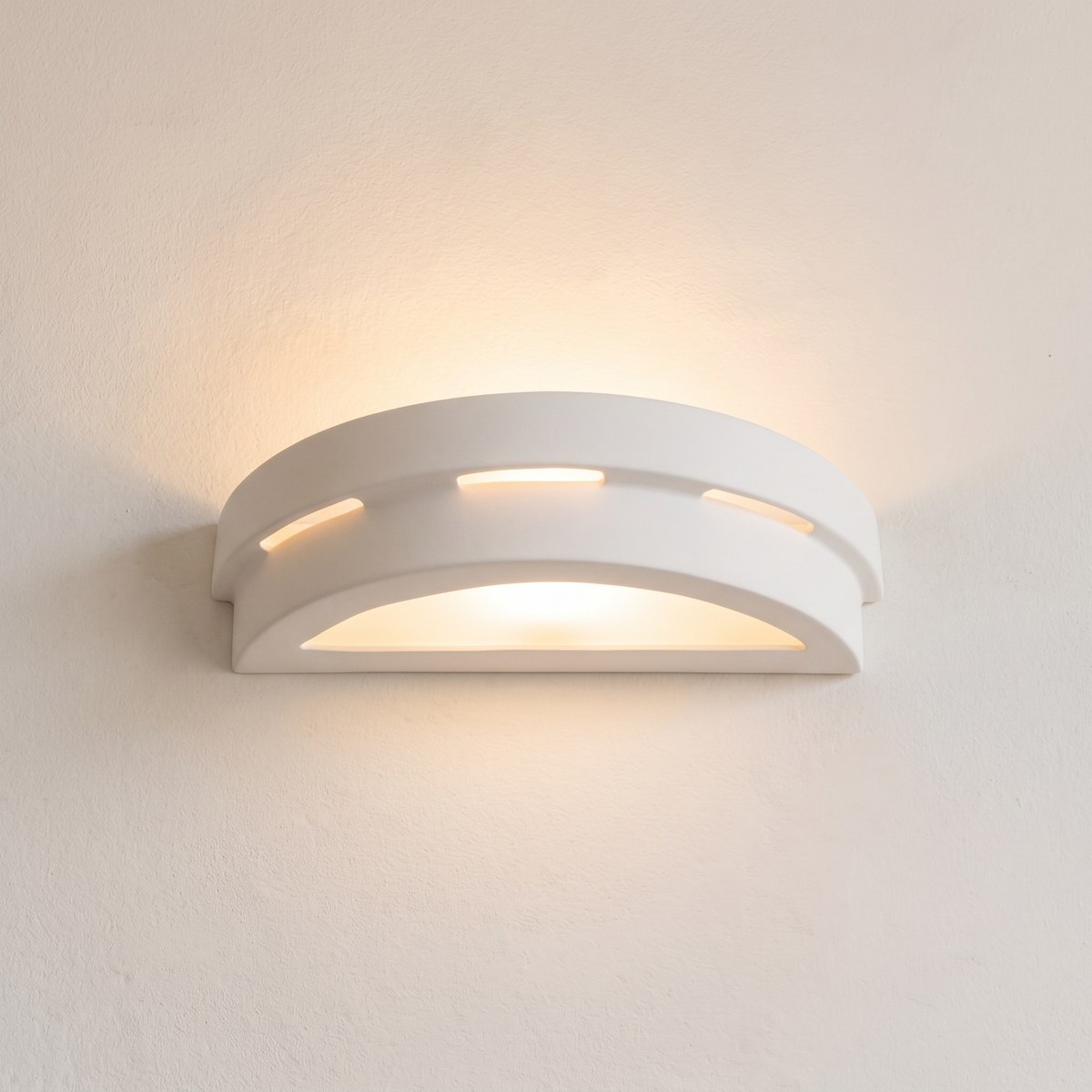 White half-moon ceramic wall light, indirect lighting White half-moon ceramic wall light, indirect lighting