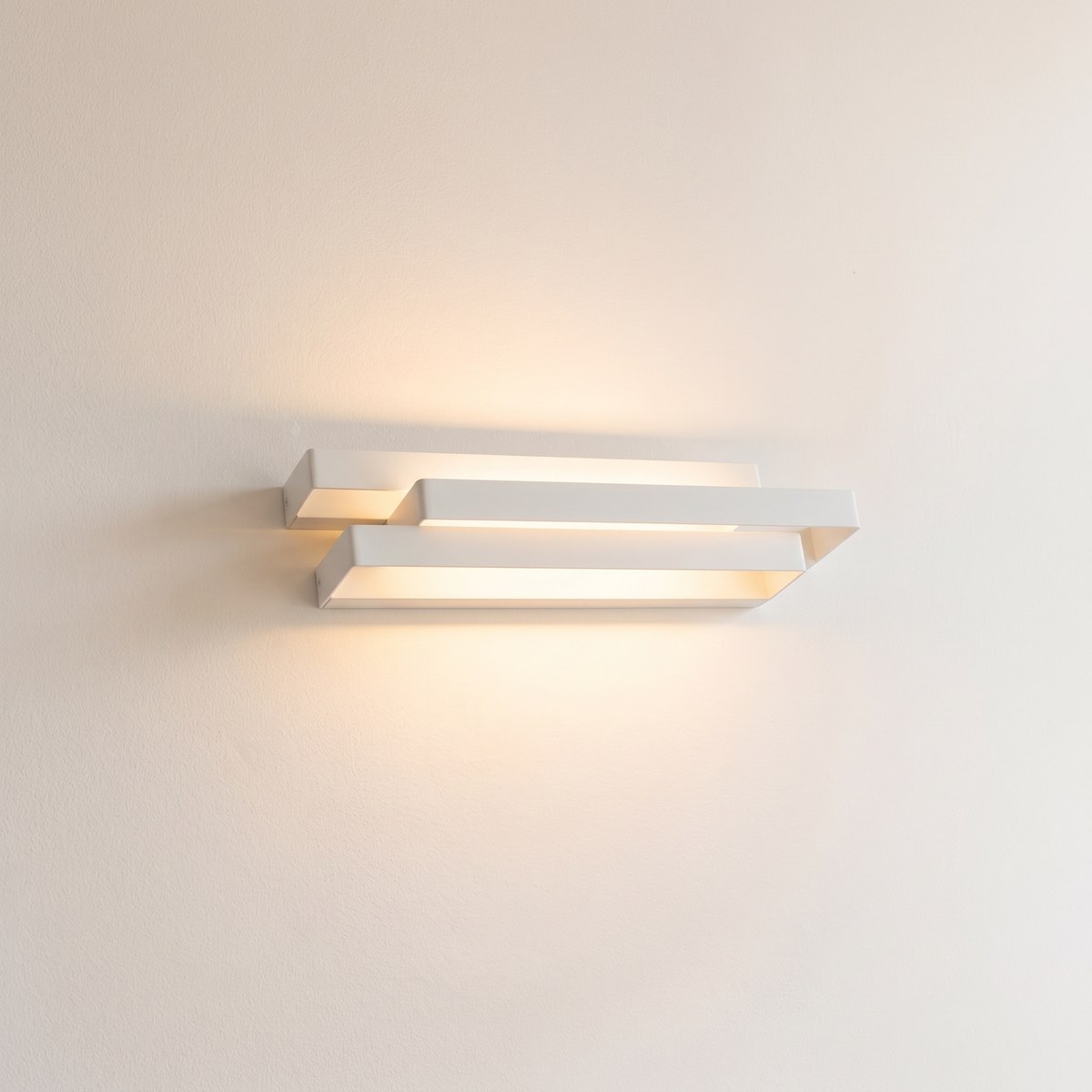 White steel minimalist wall light White steel minimalist wall light