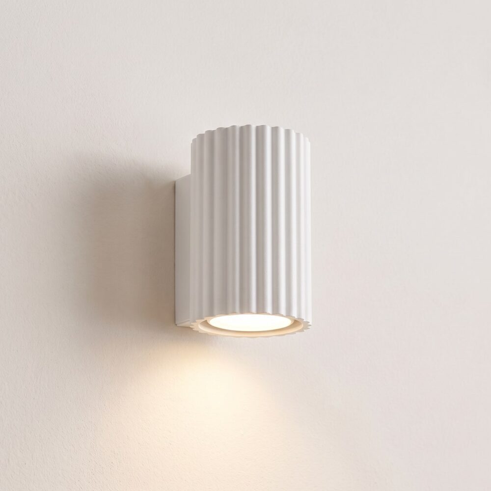 Small ribbed metal wall light in black or white