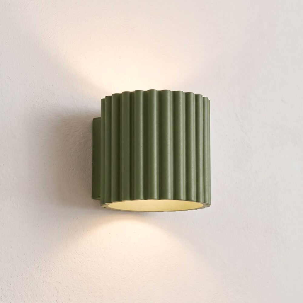 Grooved pop-colour aluminium wall light
