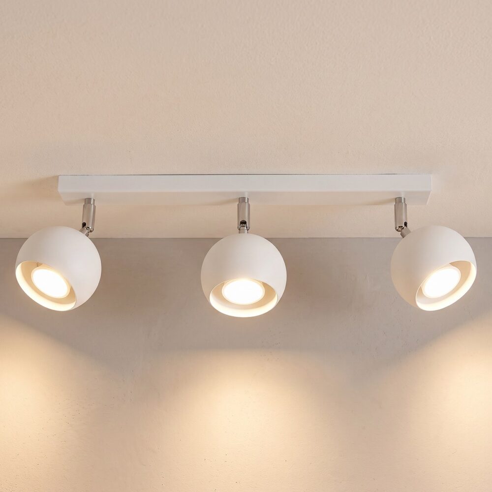 Ceiling light with 3 adjustable ball spots